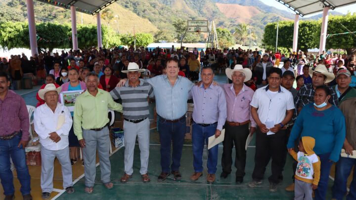 Mariano Rosales realiza entrega de aves de postura en ejido Los Ángeles