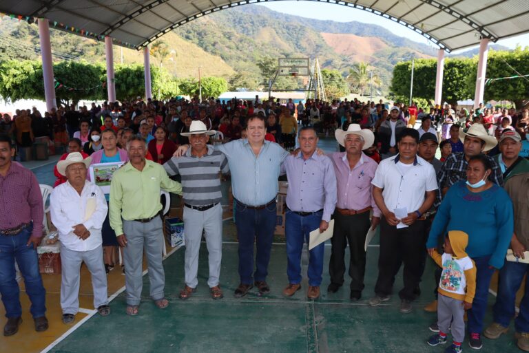 Mariano Rosales realiza entrega de aves de postura en ejido Los Ángeles