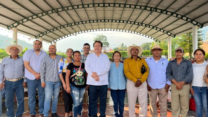 En Obregón Mariano Rosales entrega paquetes de aves de postura