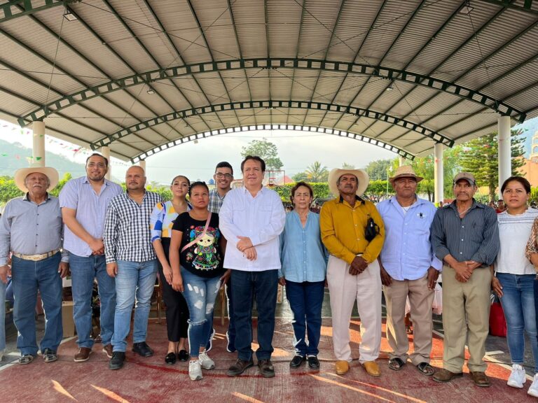 En Obregón Mariano Rosales entrega paquetes de aves de postura