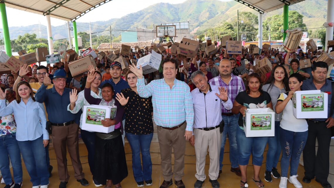 En Jesús M Garza Mariano Rosales entrega aves de traspatio a mujeres campesinas