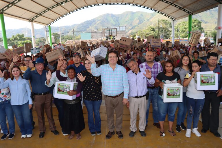 En Jesús M Garza Mariano Rosales entrega aves de traspatio a mujeres campesinas