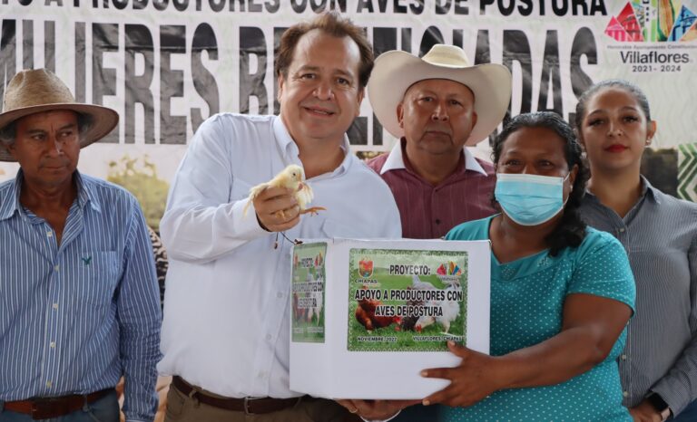 En Chanona Mariano Rosales entrega 1800 paquetes de aves de postura