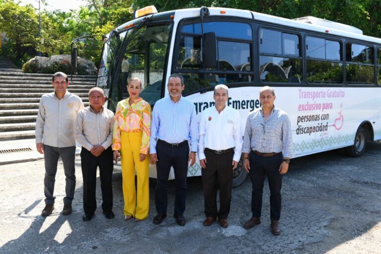 <strong>Entregan a la UNACH camión para el transporte de su comunidad de Campus I a Ciudad Universitaria</strong>