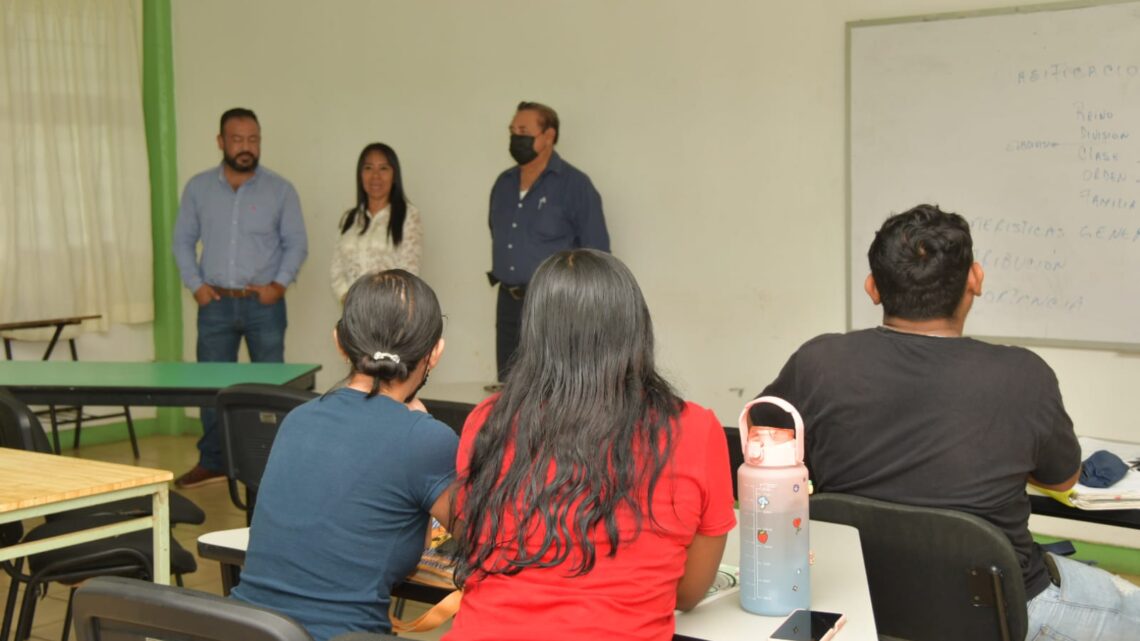 Expertos imparten curso taller sobre condiciones de suelo y cultivos a estudiantes de la UNACH