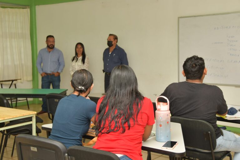 <strong>Expertos imparten curso taller sobre condiciones de suelo y cultivos a estudiantes de la UNACH</strong>