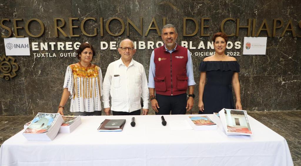 Entrega Ángel Torres Libros Blancos a Diego Prieto del INAH