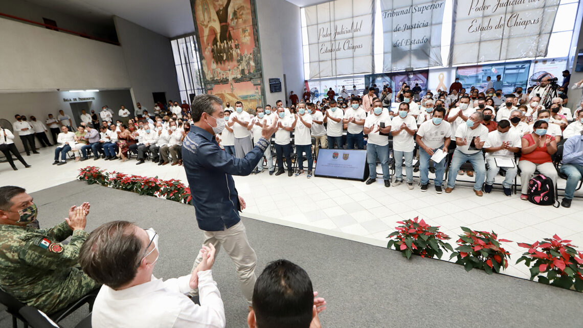 Rutilio Escandón entrega constancias de libertad a 212 personas que se encontraban en distintos penales