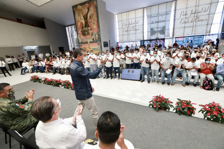 <strong>Rutilio Escandón entrega constancias de libertad a 212 personas que se encontraban en distintos penales</strong>