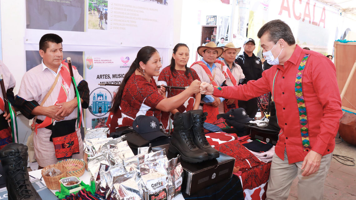 Rutilio Escandón entrega equipamiento, patrullas y uniformes a más policías de Chiapas