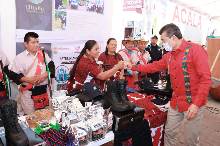 <strong>Rutilio Escandón entrega equipamiento, patrullas y uniformes a más policías de Chiapas</strong>