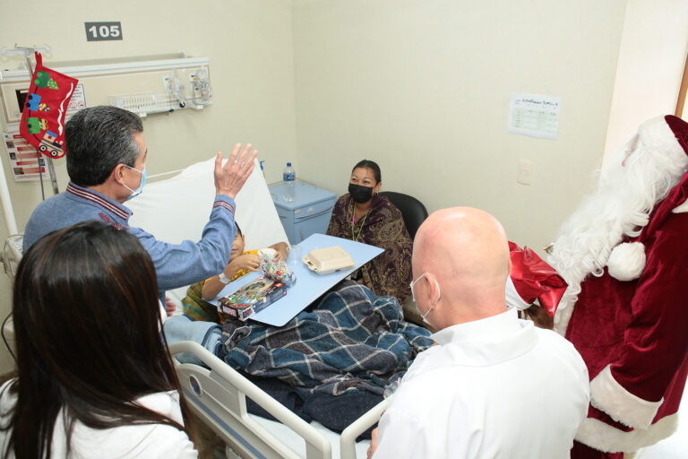 <strong>Rutilio Escandón lleva regalos a niñas y niños internados en el Hospital “Gómez Maza”</strong>