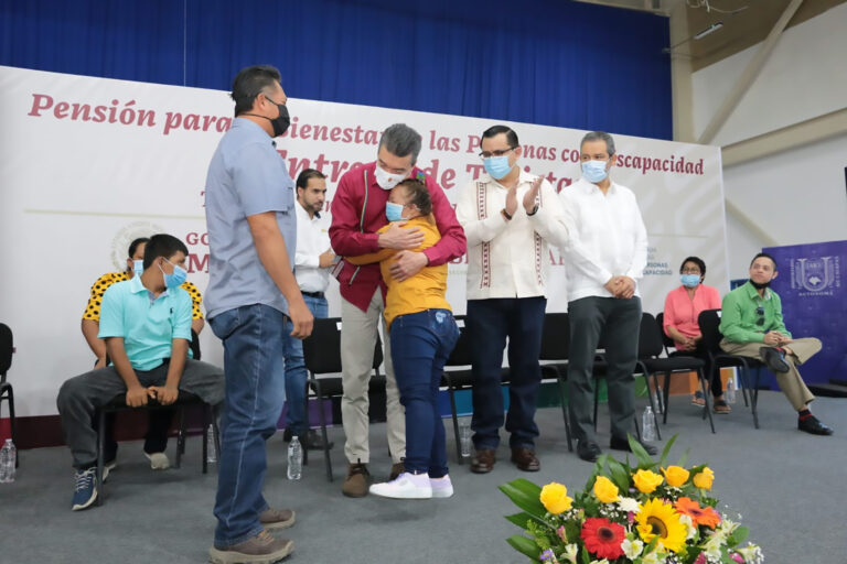 <strong>Entrega Rutilio Escandón tarjetas bancarias del Programa Pensión para el Bienestar de las Personas con Discapacidad Permanente</strong>