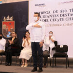 <strong>Entrega Rutilio Escandón reconocimiento a estudiantes destacados y títulos a egresados del CECyTE Chiapas</strong>