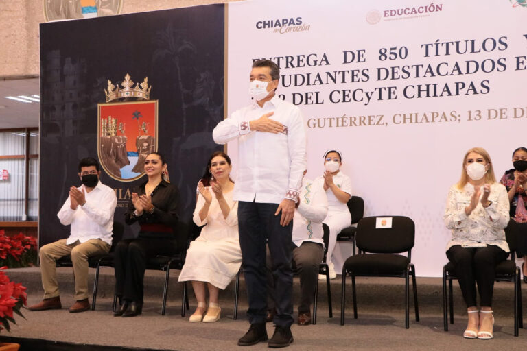 <strong>Entrega Rutilio Escandón reconocimiento a estudiantes destacados y títulos a egresados del CECyTE Chiapas</strong>