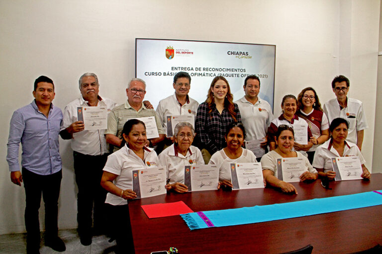 <strong>Entrega Tania Robles diplomas al personal del Indeporte que acreditó el Curso básico de Ofimática</strong>