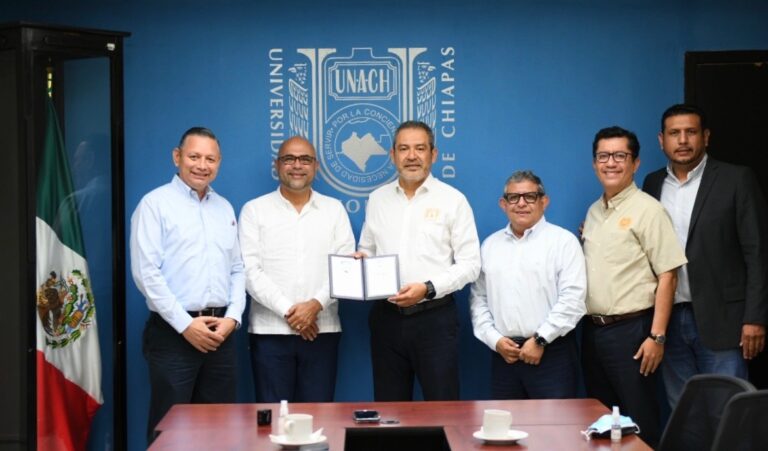 <strong>Reconoce CANACO Tuxtla la gestión del rector de la UNACH Carlos Faustino Natarén Nandayapa</strong>