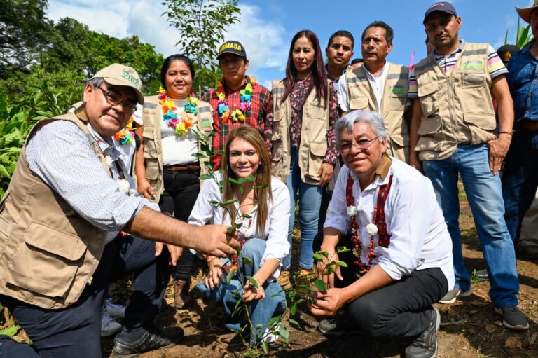 SEMBRANDO VIDA PROTEGE EL AMBIENTE Y RECONSTRUYE EL TEJIDO SOCIAL: ROSY URBINA