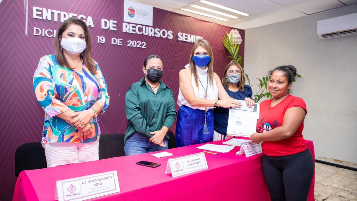 ENTREGA ROSY URBINA APOYOS DEL PROGRAMA SEMUV Y SEMILLAS DE AUTONOMÍA A MUJERES