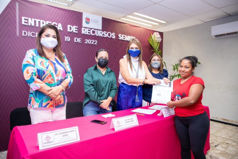 ENTREGA ROSY URBINA APOYOS DEL PROGRAMA SEMUV Y SEMILLAS DE AUTONOMÍA A MUJERES