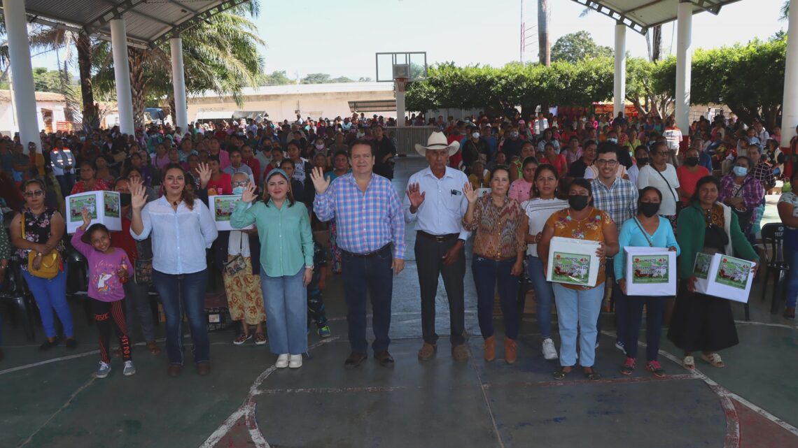 Mariano Rosales entrega aves de postura en Agrónomos Mexicanos