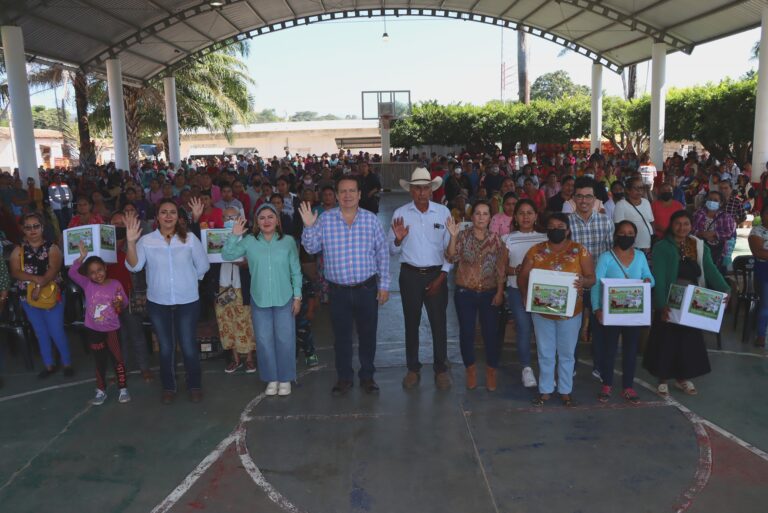 Mariano Rosales entrega aves de postura en Agrónomos Mexicanos