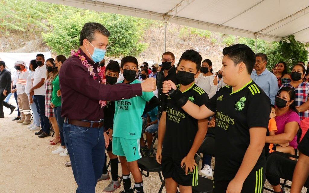 En Osumacinta, Rutilio Escandón inaugura campo de futbol y entrega constancias de capacitación