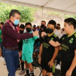 <strong>En Osumacinta, Rutilio Escandón inaugura campo de futbol y entrega constancias de capacitación</strong>