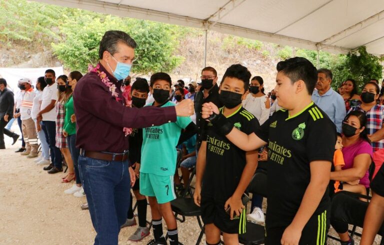 <strong>En Osumacinta, Rutilio Escandón inaugura campo de futbol y entrega constancias de capacitación</strong>