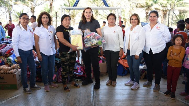 Voluntariado del DIF Villaflores entrega apoyos en Roblada Grande