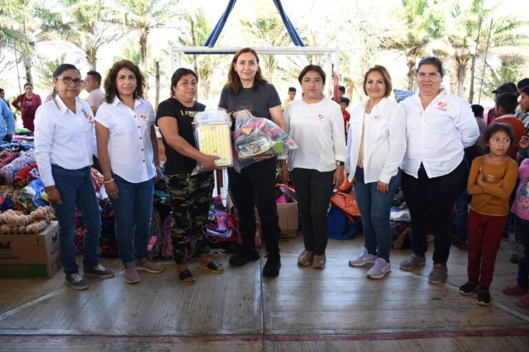 Voluntariado del DIF Villaflores entrega apoyos en Roblada Grande