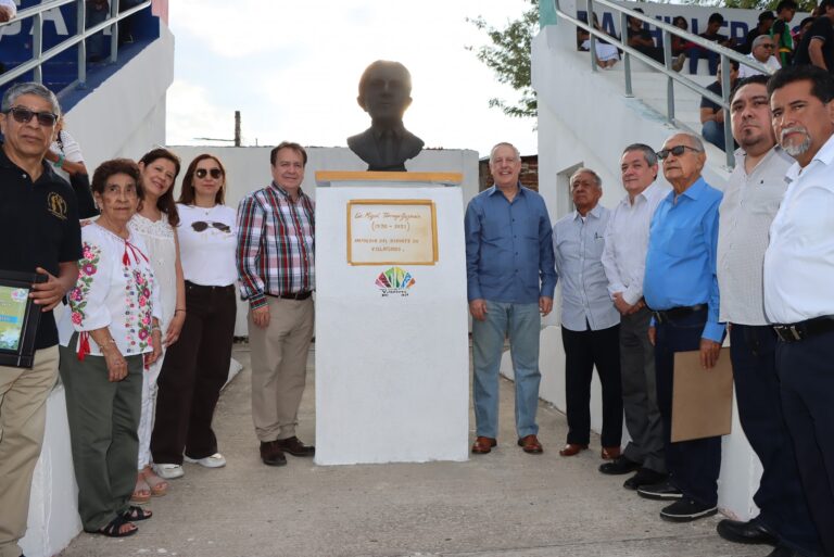 Mariano Rosales y Arturo Brizio Cárter develan busto de don Miguel Tamayo Guzmán