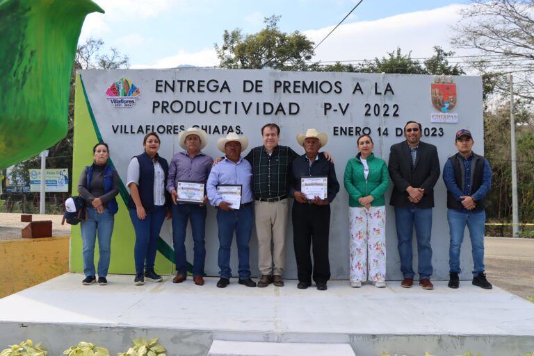 Alcalde Mariano Rosales Zuarth hace merecido reconocimiento a productores de maíz