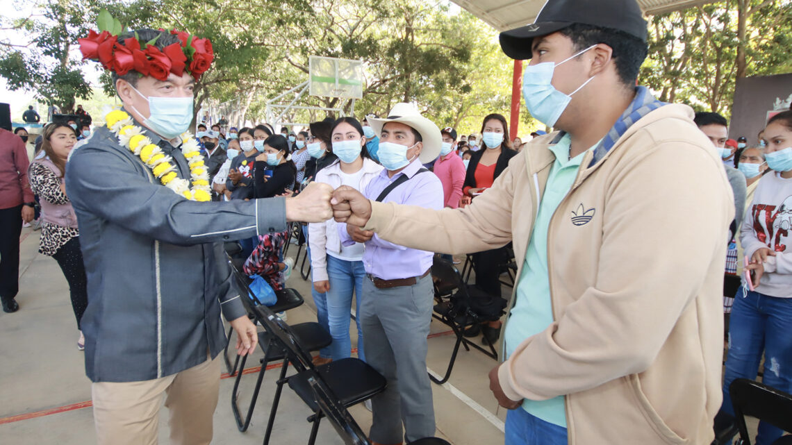 En Jiquipilas, Rutilio Escandón entrega uniformes a policías e inaugura rehabilitación de escuela primaria