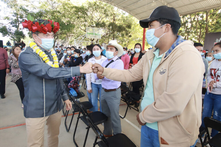 <strong>En Jiquipilas, Rutilio Escandón entrega uniformes a policías e inaugura rehabilitación de escuela primaria</strong>