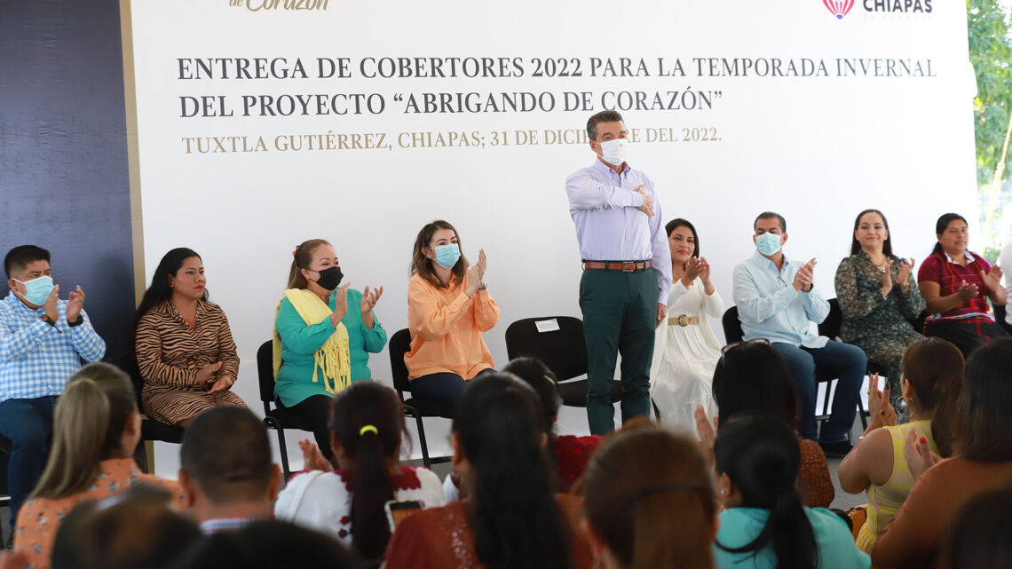 Rutilio Escandón entrega más de 18 mil cobertores del proyecto “Abrigando de Corazón”