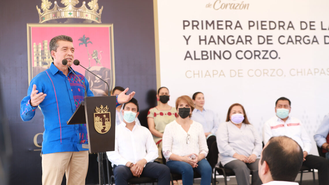 Rutilio Escandón inicia obra de la plataforma y hangar de carga del Aeropuerto Internacional Ángel Albino Corzo