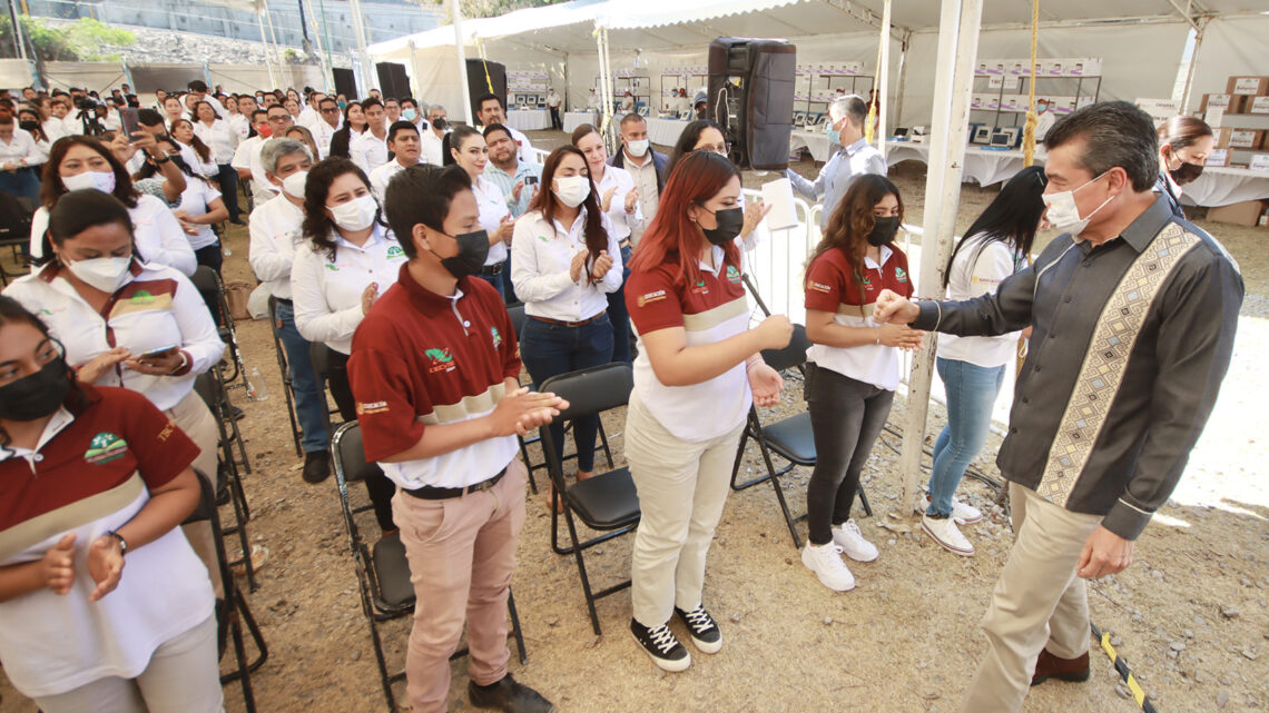 Beneficia Rutilio Escandón con equipo informático y material bibliográfico a 232 planteles de TBC