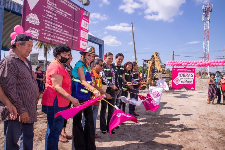 ROSY URBINA INICIA OBRA DE PAVIMENTACIÓN MIXTA DE CALLES EN COLONIA ANTORCHA VIVAH DE TAPACHULA