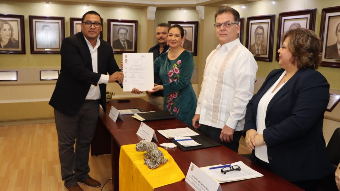 Guillermo Ramos entrega Certificados al personal del Centro de Conciliación Laboral del Estado