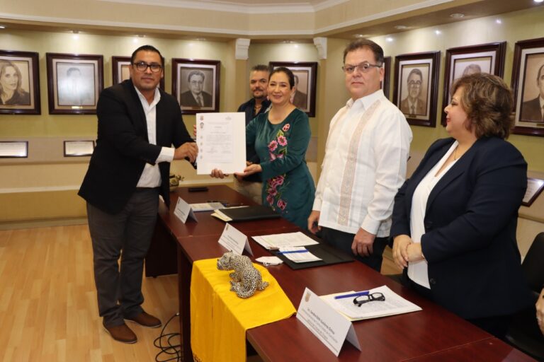 Guillermo Ramos entrega Certificados al personal del Centro de Conciliación Laboral del Estado