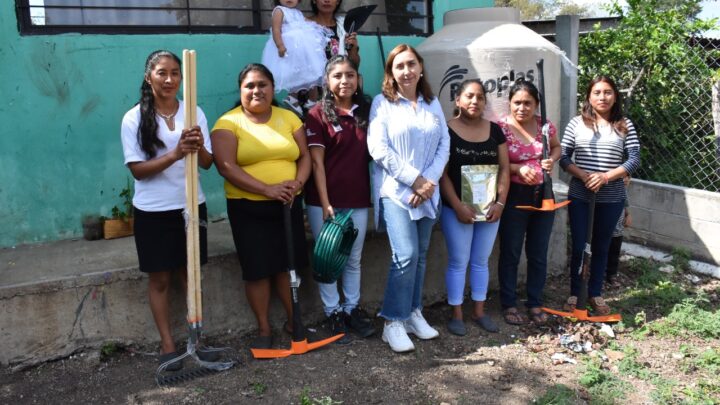 DIF Villaflores entrega Huertos Familiares Pedagógicos.