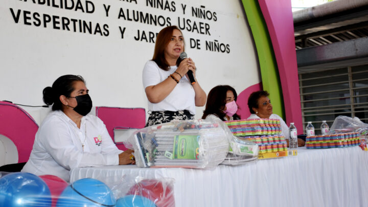 -Voluntariado del #DifVillaflores entrega apoyos escolares a escuelas primarias y jardines de niños.-