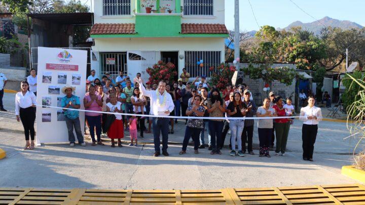 Mariano Rosales Zuarth inaugura calles en fraccionamiento Guadalupano de Villaflores