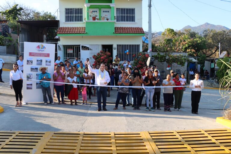 Mariano Rosales Zuarth inaugura calles en fraccionamiento Guadalupano de Villaflores