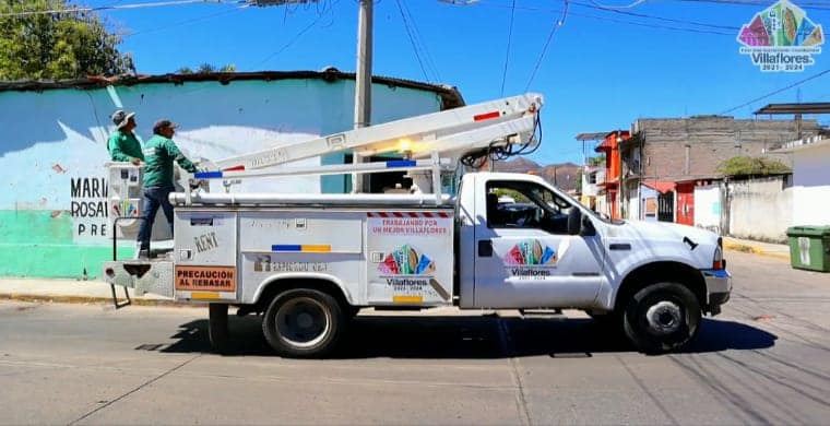 En Villaflores se instalan luminarias para brindar seguridad y confianza a los habitantes