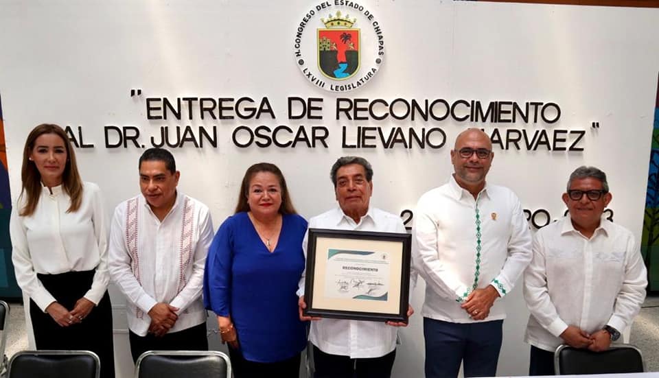 Entregan reconocimiento a #JuanOscarLiévanoNarváez