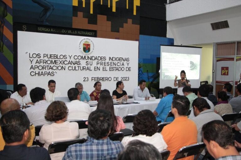 Realizan conferencia sobre la presencia y aportación cultural de los pueblos indígenas