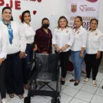 Voluntariado entrega silla de ruedas