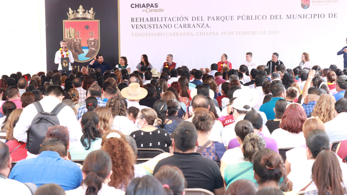 Junto a familias de Venustiano Carranza, Rutilio Escandón inaugura el Parque Central